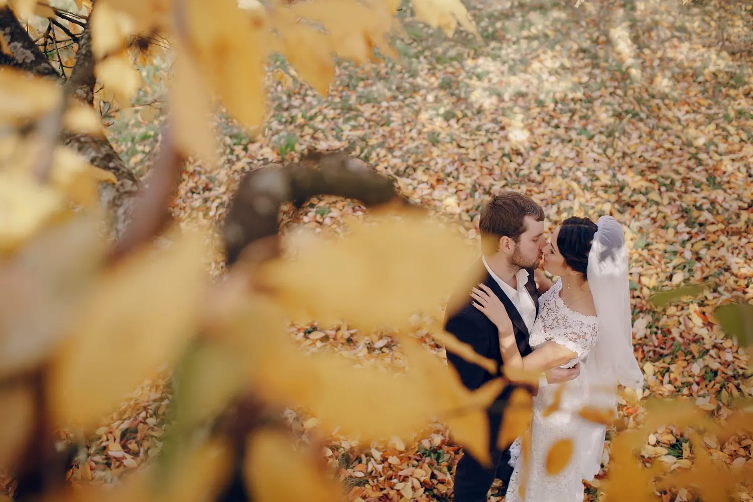 Boda en otoño en Mallorca en una finca de piedra con la sierra de Tramuntana al atardecer