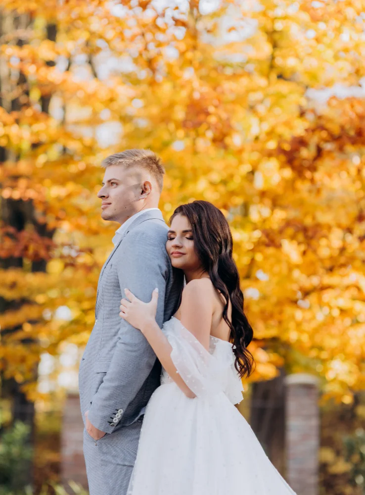 Novios paseando entre almendros en flor en una boda de invierno en Mallorca