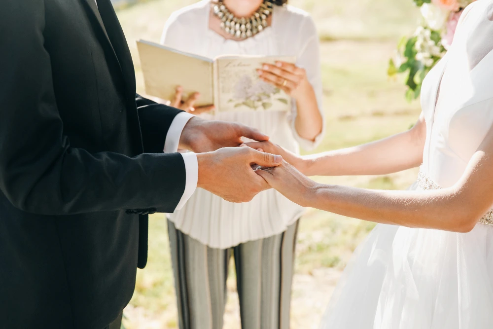 Boda civil en una finca de Mallorca oficiada al aire libre
