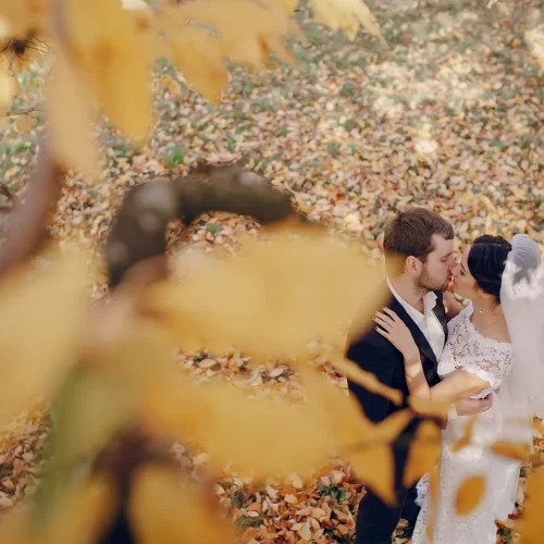 Boda en otoño en Mallorca en una finca de piedra con la sierra de Tramuntana al atardecer