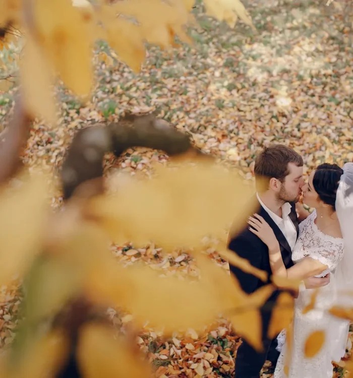 Boda en otoño en Mallorca en una finca de piedra con la sierra de Tramuntana al atardecer